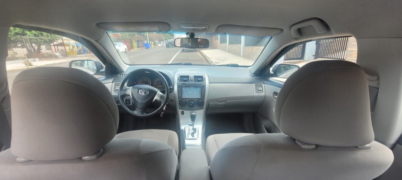 TOYOTA COROLLA 1.8 GLI 16V FLEX 4P AUTOMÁTICO 2013/2014 ADRIANO VEÍCULOS CRUZEIRO DO SUL / Carros no Vale