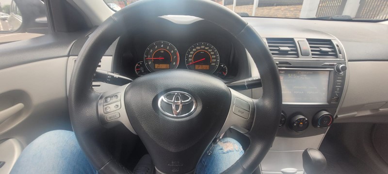 TOYOTA COROLLA 1.8 GLI 16V FLEX 4P AUTOMÁTICO 2013/2014 ADRIANO VEÍCULOS CRUZEIRO DO SUL / Carros no Vale