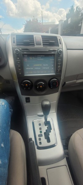 TOYOTA COROLLA 1.8 GLI 16V FLEX 4P AUTOMÁTICO 2013/2014 ADRIANO VEÍCULOS CRUZEIRO DO SUL / Carros no Vale