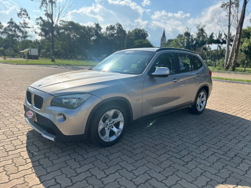 BMW X1 2.0 16V GASOLINA SDRIVE18I 4P AUTOMÁTICO /2012 NEURI VEÍCULOS LAJEADO / Carros no Vale