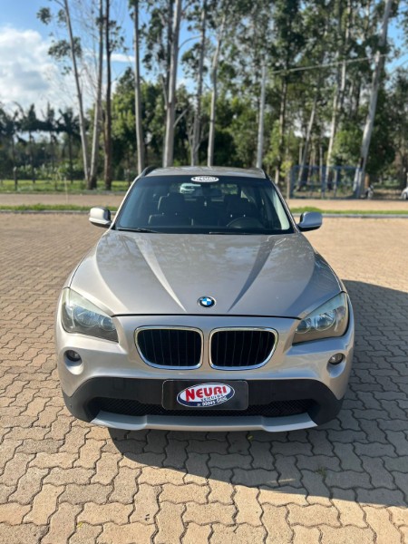 BMW X1 2.0 16V GASOLINA SDRIVE18I 4P AUTOMÁTICO /2012 NEURI VEÍCULOS LAJEADO / Carros no Vale