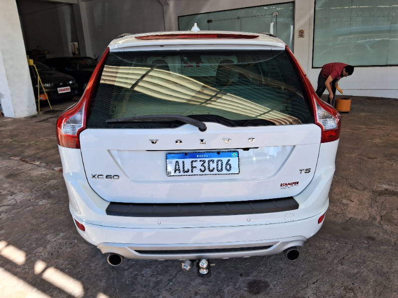 VOLVO XC 60 T5 R-DESIGN 2.0 AWD 2012/2012 SCHAEFER AUTOMÓVEIS TEUTÔNIA / Carros no Vale