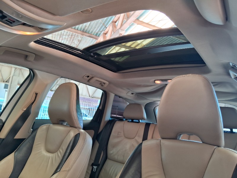 VOLVO XC 60 T5 R-DESIGN 2.0 AWD 2012/2012 SCHAEFER AUTOMÓVEIS TEUTÔNIA / Carros no Vale