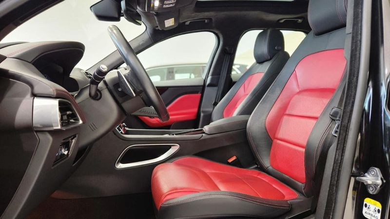 JAGUAR F-PACE 2.0 16V INGENIUM R-SPORT AWD 4P AUTOMÁTICO 2019/2020 FÁBIO BERNARDES PORTO ALEGRE / Carros no Vale