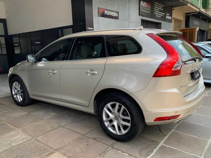 VOLVO XC60 2.4 D5 MOMENTUM DIESEL AWD 4P AUTOMÁTICO 2017/2017 FÁBIO BERNARDES PORTO ALEGRE / Carros no Vale