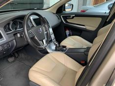 VOLVO XC60 2.4 D5 MOMENTUM DIESEL AWD 4P AUTOMÁTICO 2017/2017 FÁBIO BERNARDES PORTO ALEGRE / Carros no Vale