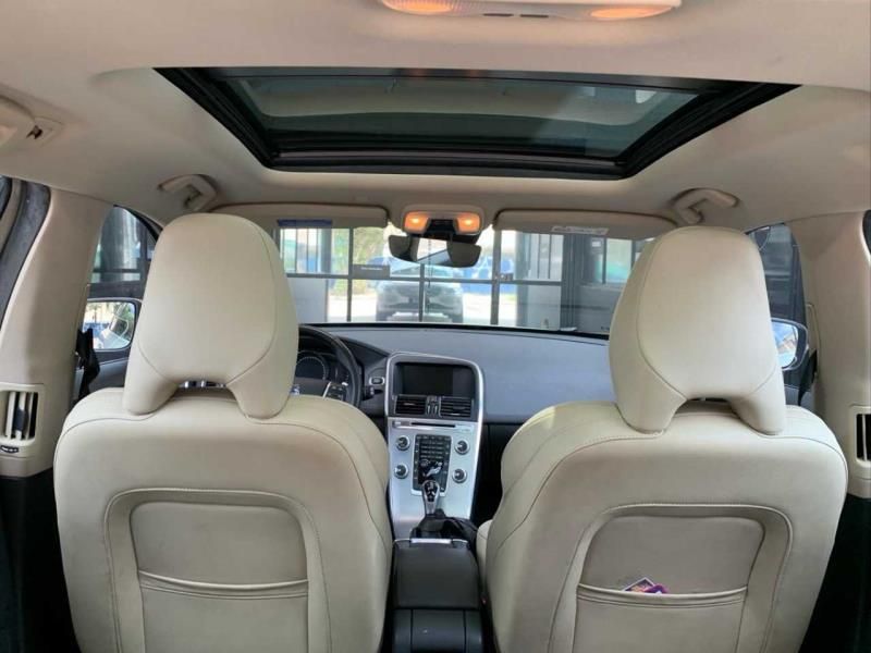 VOLVO XC60 2.4 D5 MOMENTUM DIESEL AWD 4P AUTOMÁTICO 2017/2017 FÁBIO BERNARDES PORTO ALEGRE / Carros no Vale