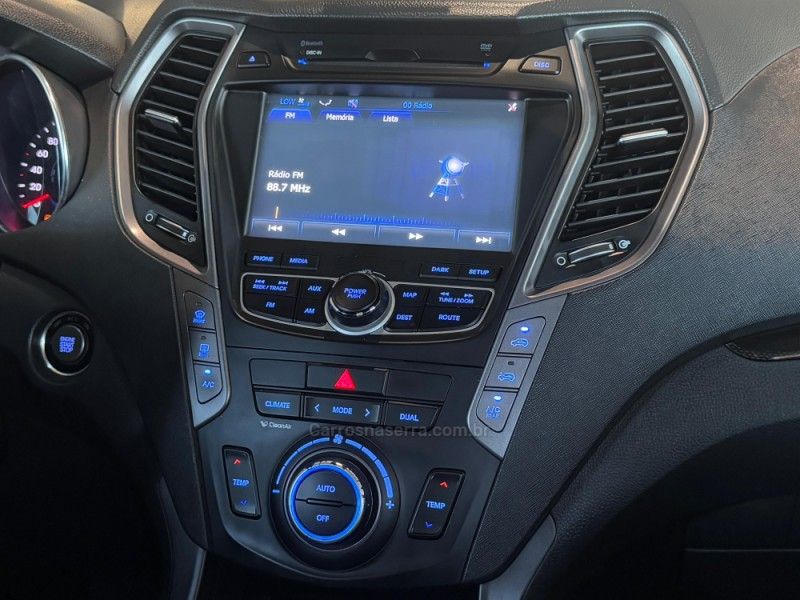 HYUNDAI SANTA FÉ 3.3 MPFI 4X4 7 LUGARES V6 270CV 2013/2014 GRIFFCAR MULTIMARCAS DOIS IRMÃOS / Carros no Vale