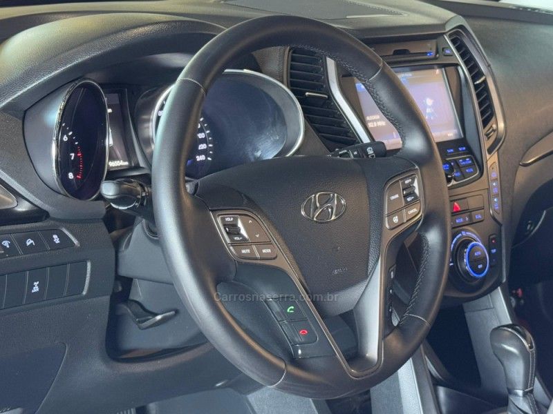 HYUNDAI SANTA FÉ 3.3 MPFI 4X4 7 LUGARES V6 270CV 2013/2014 GRIFFCAR MULTIMARCAS DOIS IRMÃOS / Carros no Vale