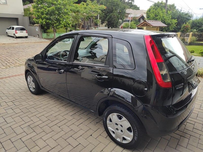 FORD FIESTA 1.0 SE 8V 2014/2014 AWD MULTIMARCAS LAJEADO / Carros no Vale