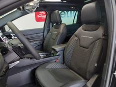 JEEP COMMANDER 2.0 HURRICANE 4 TURBO GASOLINA BLACKHAWK AT9 2024/2025 BETIOLO NOVOS E SEMINOVOS LAJEADO / Carros no Vale