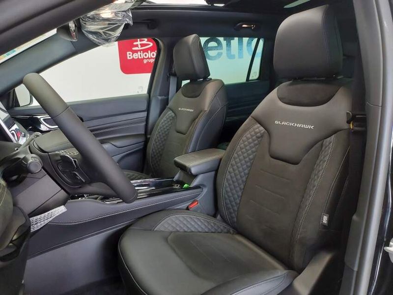 JEEP COMMANDER 2.0 HURRICANE 4 TURBO GASOLINA BLACKHAWK AT9 2024/2025 BETIOLO NOVOS E SEMINOVOS LAJEADO / Carros no Vale