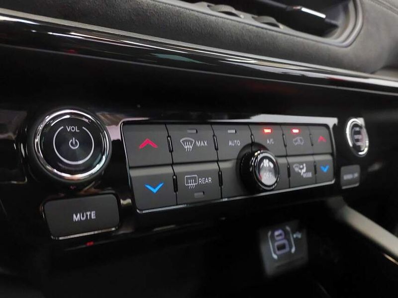JEEP COMMANDER 2.0 HURRICANE 4 TURBO GASOLINA BLACKHAWK AT9 2024/2025 BETIOLO NOVOS E SEMINOVOS LAJEADO / Carros no Vale