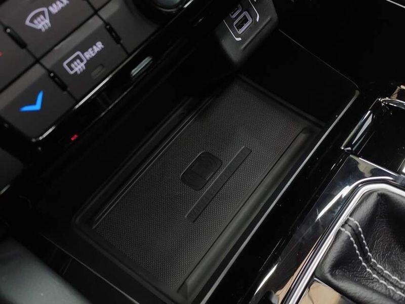JEEP COMMANDER 2.0 HURRICANE 4 TURBO GASOLINA BLACKHAWK AT9 2024/2025 BETIOLO NOVOS E SEMINOVOS LAJEADO / Carros no Vale