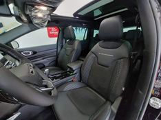 JEEP COMMANDER 2.0 HURRICANE 4 TURBO GASOLINA BLACKHAWK AT9 2024/2025 BETIOLO NOVOS E SEMINOVOS LAJEADO / Carros no Vale