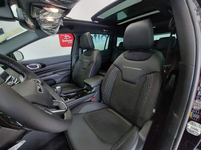 JEEP COMMANDER 2.0 HURRICANE 4 TURBO GASOLINA BLACKHAWK AT9 2024/2025 BETIOLO NOVOS E SEMINOVOS LAJEADO / Carros no Vale