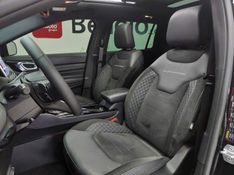 JEEP COMMANDER 2.0 HURRICANE 4 TURBO GASOLINA BLACKHAWK AT9 2024/2025 BETIOLO NOVOS E SEMINOVOS LAJEADO / Carros no Vale