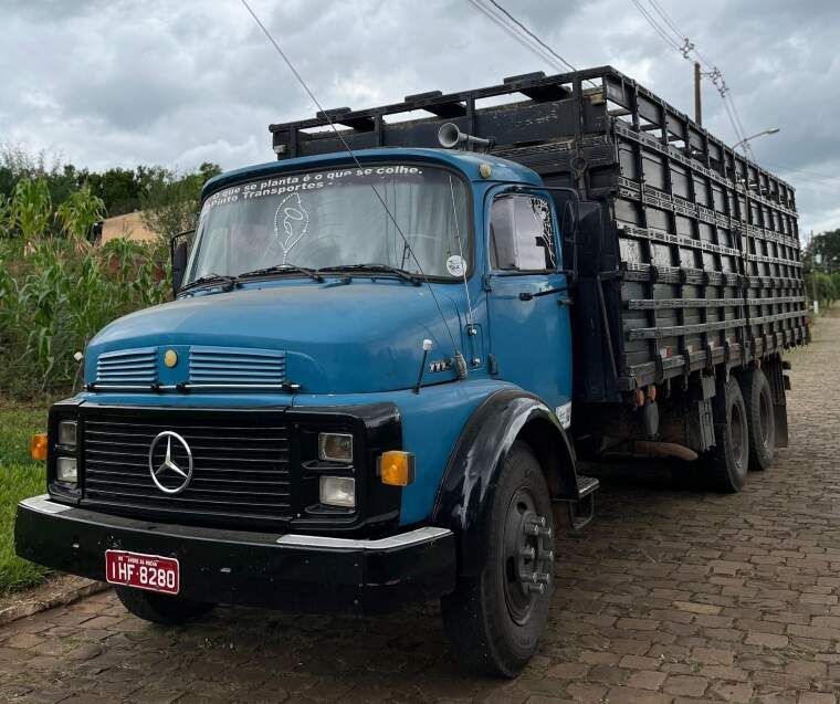 Mercedes-Benz 1113 L-1113 3-Eixos 2p Boiadeiro 1981/1981 CAMINHÕES & CAMIONETAS PASSO FUNDO / Carros no Vale