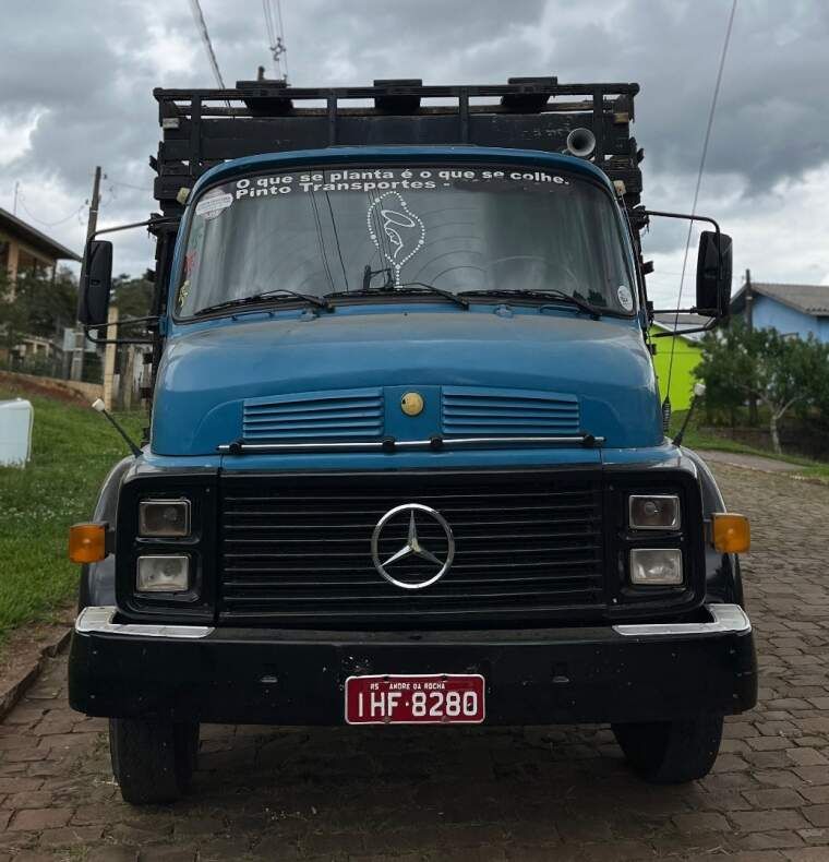 Mercedes-Benz 1113 L-1113 3-Eixos 2p Boiadeiro 1981/1981 CAMINHÕES & CAMIONETAS PASSO FUNDO / Carros no Vale