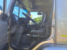 Volvo VM 260 6×2 Caçamba 2011/2011 CAMINHÕES & CAMIONETAS PASSO FUNDO / Carros no Vale