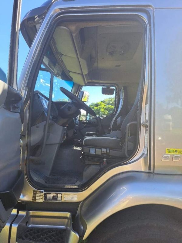 Volvo VM 260 6×2 Caçamba 2011/2011 CAMINHÕES & CAMIONETAS PASSO FUNDO / Carros no Vale