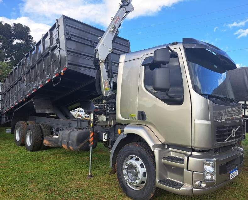 Volvo VM 260 6×2 Caçamba 2011/2011 CAMINHÕES & CAMIONETAS PASSO FUNDO / Carros no Vale