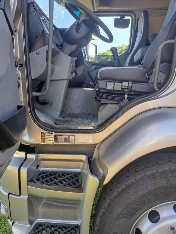 Volvo VM 260 6×2 Caçamba 2011/2011 CAMINHÕES & CAMIONETAS PASSO FUNDO / Carros no Vale