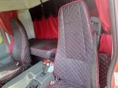 Volvo VM 270 6×2 (E5) Graneleiro 2014/2014 CAMINHÕES & CAMIONETAS PASSO FUNDO / Carros no Vale