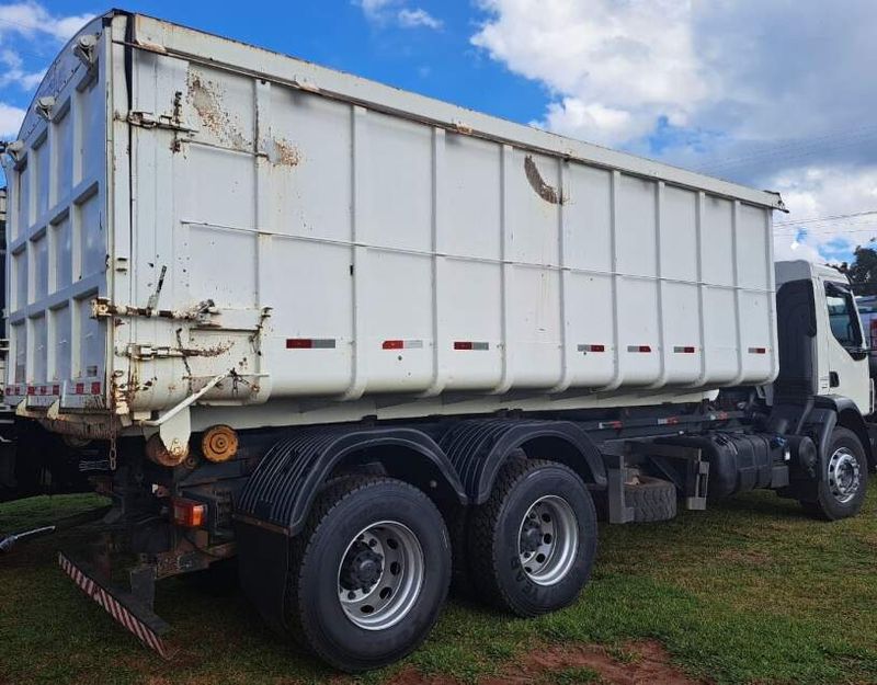 Volvo VM 330 6×4 2p Rol On 2012/2012 CAMINHÕES & CAMIONETAS PASSO FUNDO / Carros no Vale