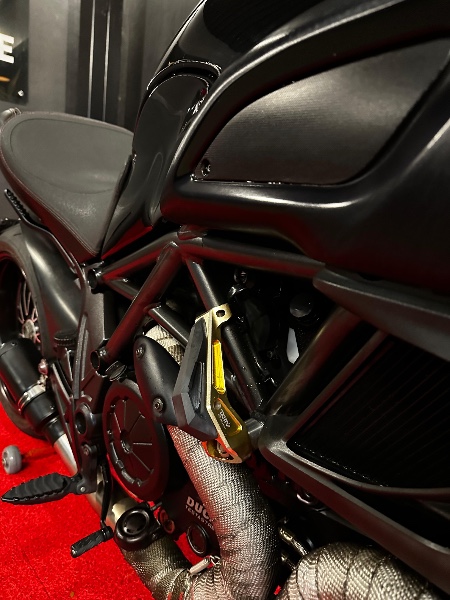 DUCATI DIAVEL 1198 /2013 EXCLUSIVO VEÍCULOS SANTA CRUZ DO SUL / Carros no Vale
