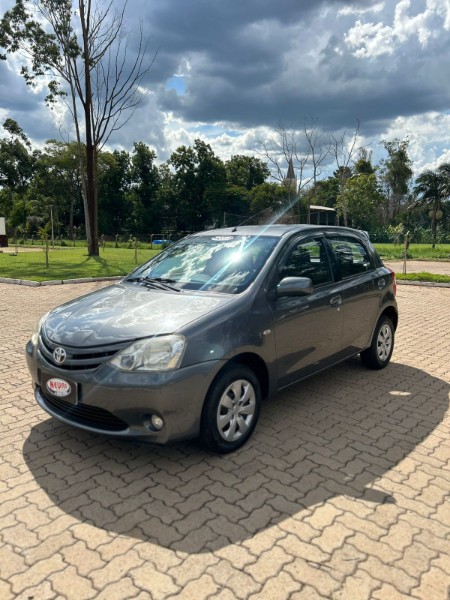TOYOTA ETIOS 1.3 XS 16V FLEX 4P MANUAL /2013 NEURI VEÍCULOS LAJEADO / Carros no Vale