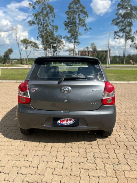 TOYOTA ETIOS 1.3 XS 16V FLEX 4P MANUAL /2013 NEURI VEÍCULOS LAJEADO / Carros no Vale