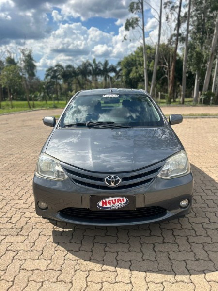 TOYOTA ETIOS 1.3 XS 16V FLEX 4P MANUAL /2013 NEURI VEÍCULOS LAJEADO / Carros no Vale