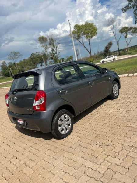 TOYOTA ETIOS 1.3 XS 16V FLEX 4P MANUAL /2013 NEURI VEÍCULOS LAJEADO / Carros no Vale