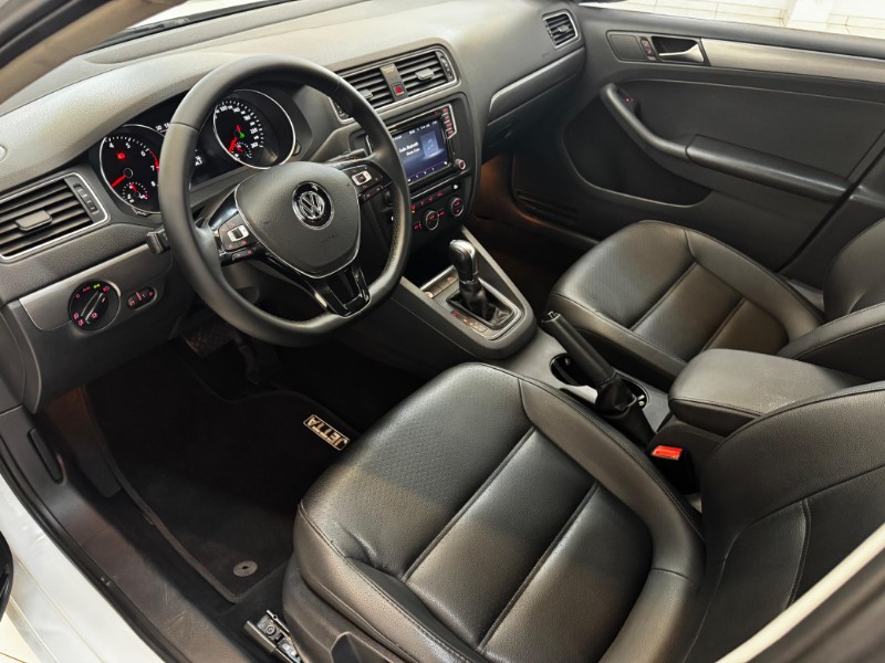 VOLKSWAGEN JETTA 1.4 16V TSI COMFORTLINE 2017/2017 LUCAS AUTOMÓVEIS BOM RETIRO DO SUL / Carros no Vale