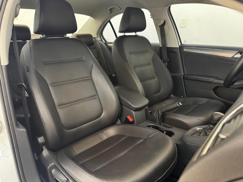 VOLKSWAGEN JETTA 1.4 16V TSI COMFORTLINE 2017/2017 LUCAS AUTOMÓVEIS BOM RETIRO DO SUL / Carros no Vale