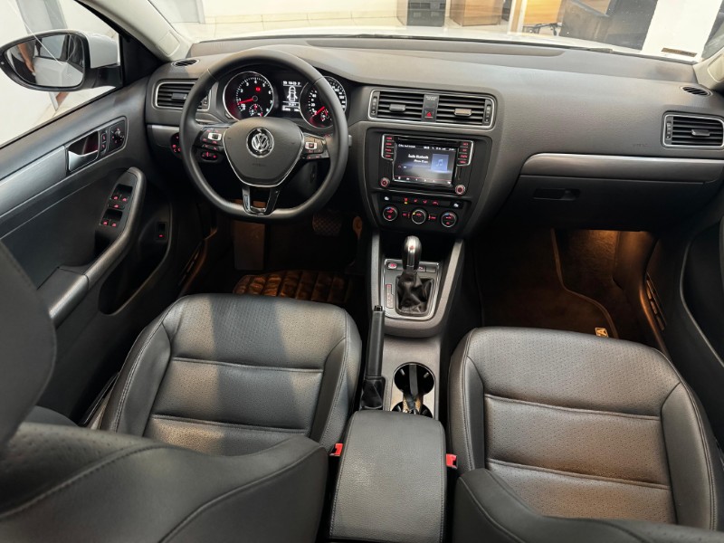VOLKSWAGEN JETTA 1.4 16V TSI COMFORTLINE 2017/2017 LUCAS AUTOMÓVEIS BOM RETIRO DO SUL / Carros no Vale