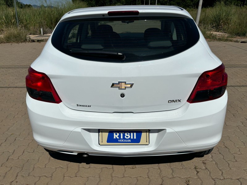 CHEVROLET ONIX 1.0 LT /2015 RT 811 VEÍCULOS ARROIO DO MEIO / Carros no Vale