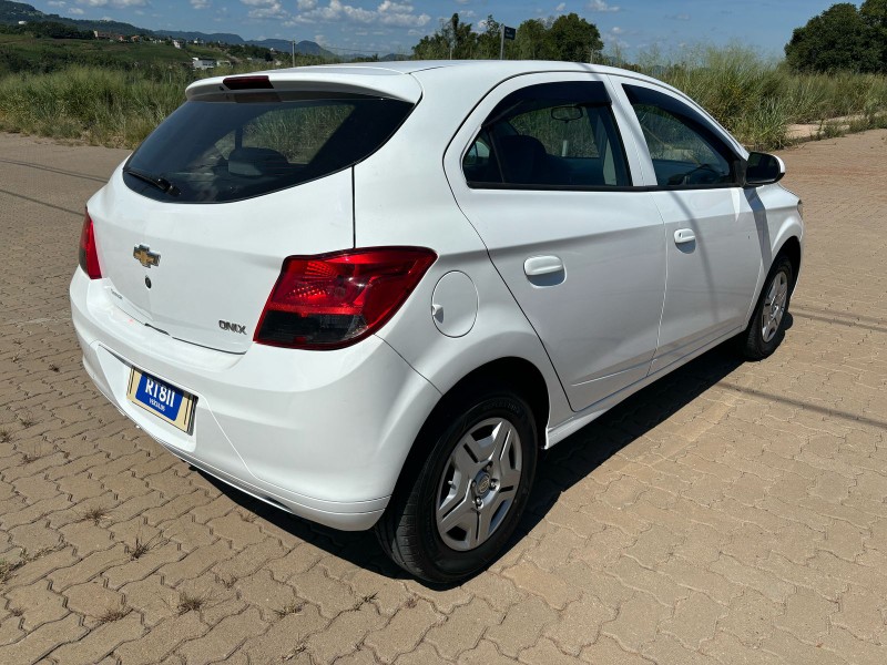 CHEVROLET ONIX 1.0 LT /2015 RT 811 VEÍCULOS ARROIO DO MEIO / Carros no Vale