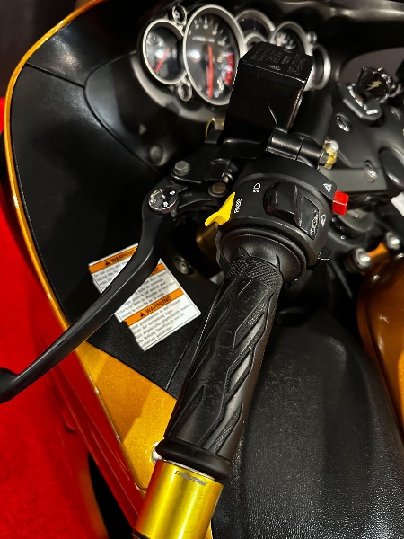 SUZUKI MOTOS GSX 1300 R HAYABUSA /2011 EXCLUSIVO VEÍCULOS SANTA CRUZ DO SUL / Carros no Vale
