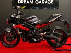 TRIUMPH STREET TRIPLE 675 /2015 EXCLUSIVO VEÍCULOS SANTA CRUZ DO SUL / Carros no Vale