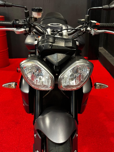 TRIUMPH STREET TRIPLE 675 /2015 EXCLUSIVO VEÍCULOS SANTA CRUZ DO SUL / Carros no Vale