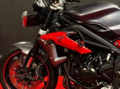 TRIUMPH STREET TRIPLE 675 /2015 EXCLUSIVO VEÍCULOS SANTA CRUZ DO SUL / Carros no Vale