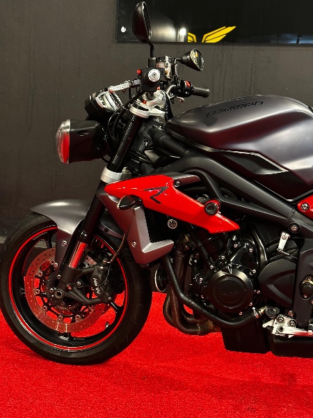 TRIUMPH STREET TRIPLE 675 /2015 EXCLUSIVO VEÍCULOS SANTA CRUZ DO SUL / Carros no Vale