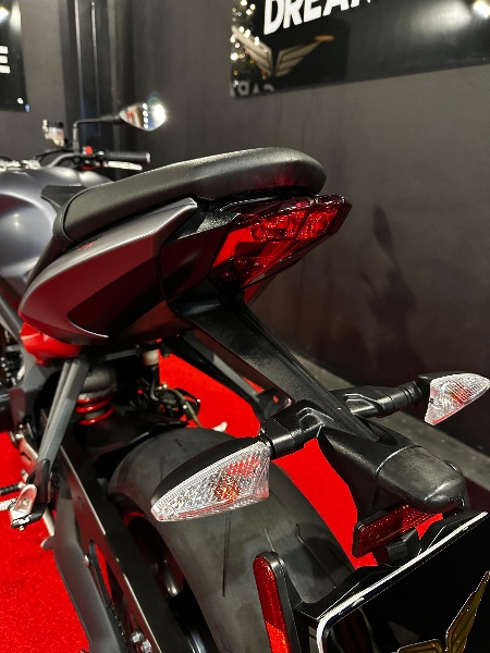 TRIUMPH STREET TRIPLE 675 /2015 EXCLUSIVO VEÍCULOS SANTA CRUZ DO SUL / Carros no Vale