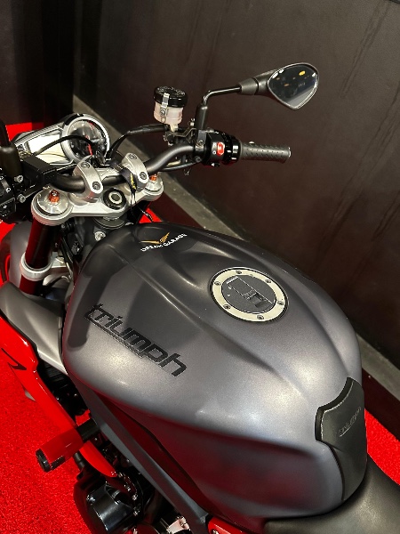 TRIUMPH STREET TRIPLE 675 /2015 EXCLUSIVO VEÍCULOS SANTA CRUZ DO SUL / Carros no Vale