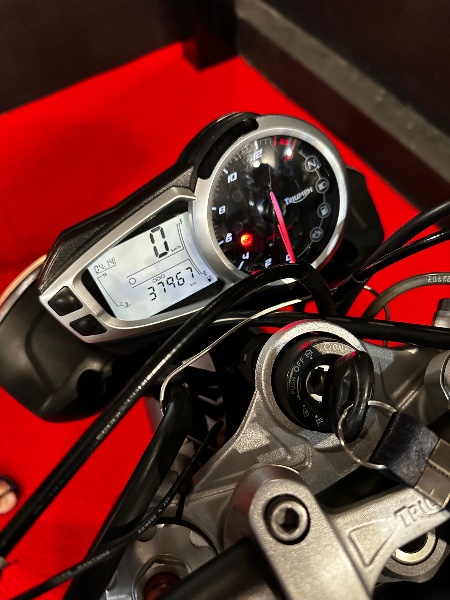TRIUMPH STREET TRIPLE 675 /2015 EXCLUSIVO VEÍCULOS SANTA CRUZ DO SUL / Carros no Vale