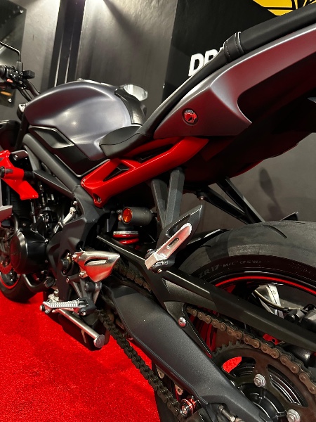 TRIUMPH STREET TRIPLE 675 /2015 EXCLUSIVO VEÍCULOS SANTA CRUZ DO SUL / Carros no Vale