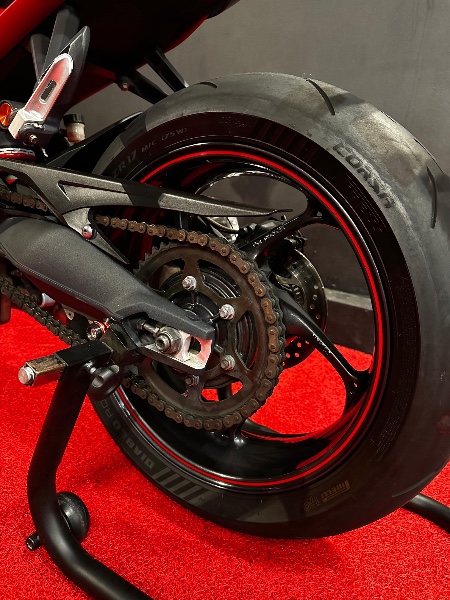 TRIUMPH STREET TRIPLE 675 /2015 EXCLUSIVO VEÍCULOS SANTA CRUZ DO SUL / Carros no Vale