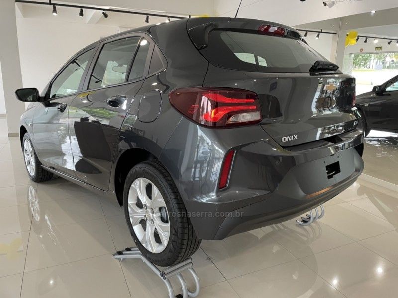 CHEVROLET ONIX 1.0 LTZ 12V TURBO 2024/2025 LUIGGI AUTOMÓVEIS CARLOS BARBOSA / Carros no Vale